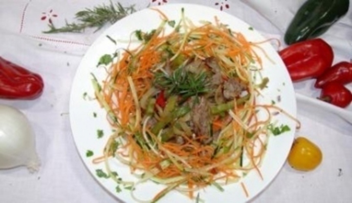 Porce zeleniny a masa na talíři