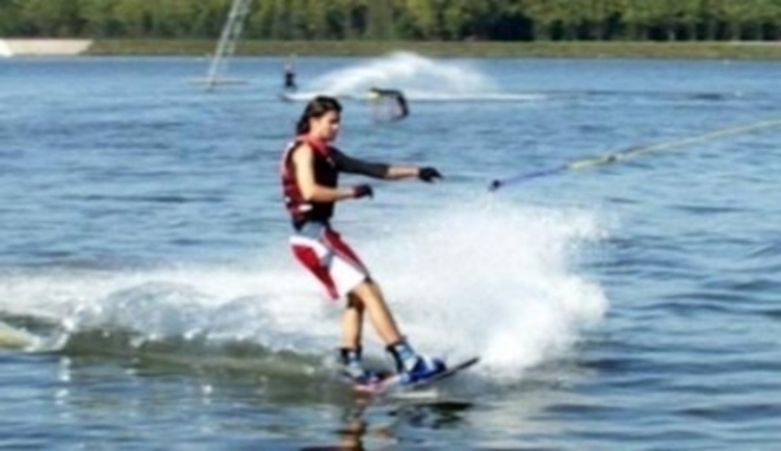 Člověk jedoucí po vodě na vodních lyžích