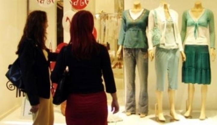 Ženy u výlohy prohlížející si oblečení
