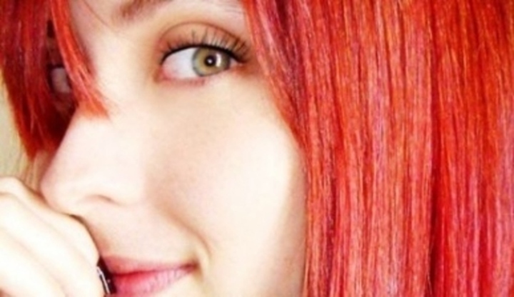 Obličej ženy s rudými vlasy