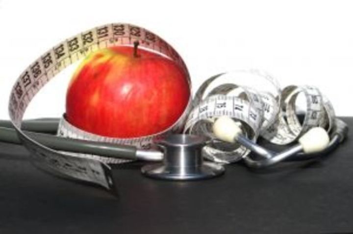 Stetoskop s jablkem omotaný metrem 
