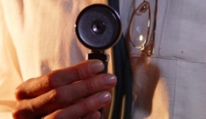 Ruka držící stetoskop