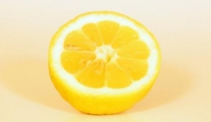 Polovina rozkrojeného citrónu 