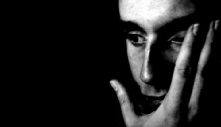 Muž hladící si tvář