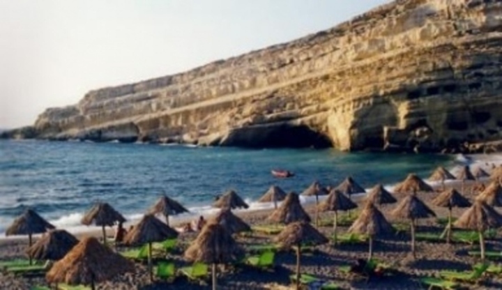 Pláž se slunečníky na ostrově Kréta v Řecku 