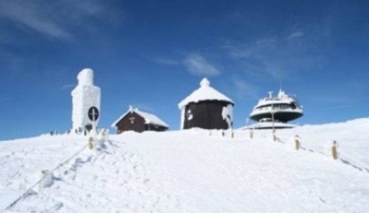 Zasněžené stavby s lanovkou na hoře Sněžka 