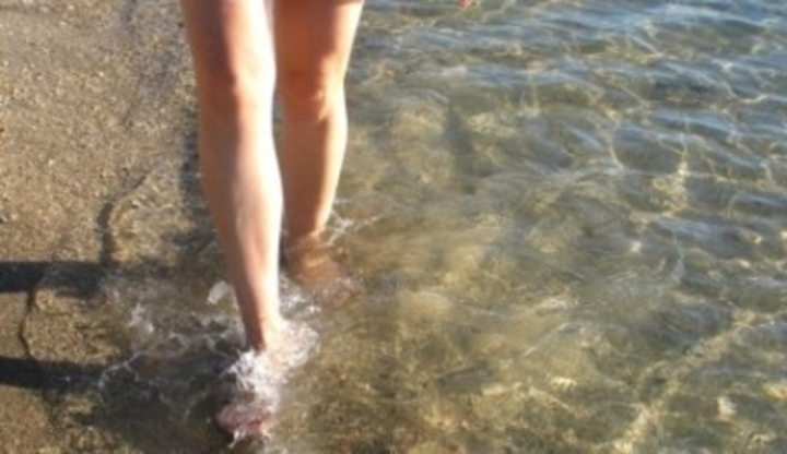 Nohy jdoucí ve vodě 