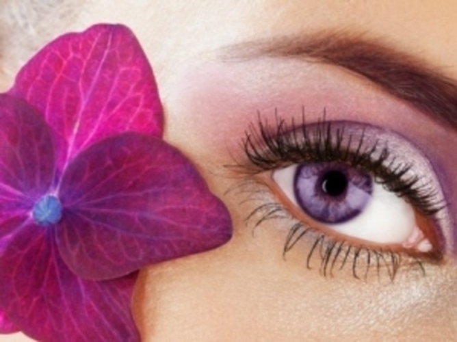 Fialová květina na tváři ženy 