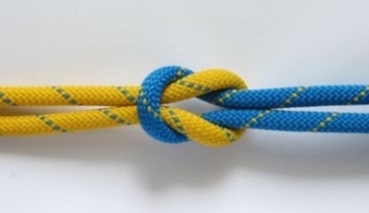 Dva barevné provazy svázané k sobě