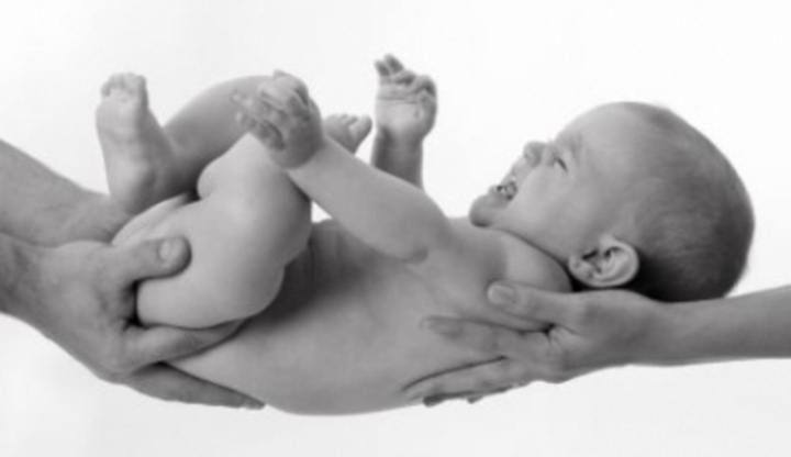 Ruce držící miminko