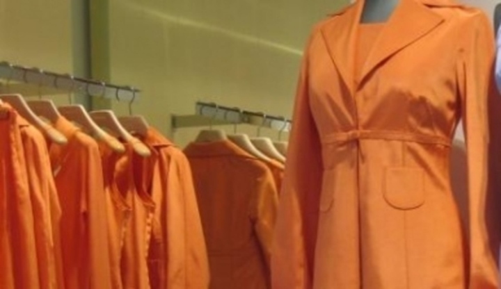 Šatník plný oranžových šatů 