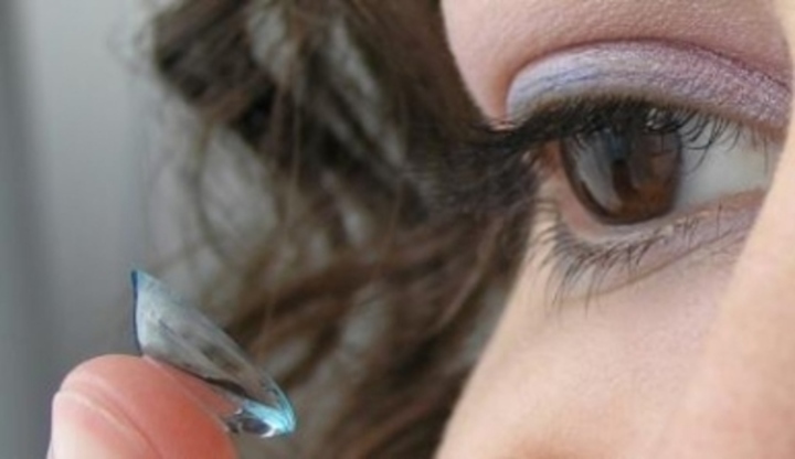 Aplikace kontaktní čočky