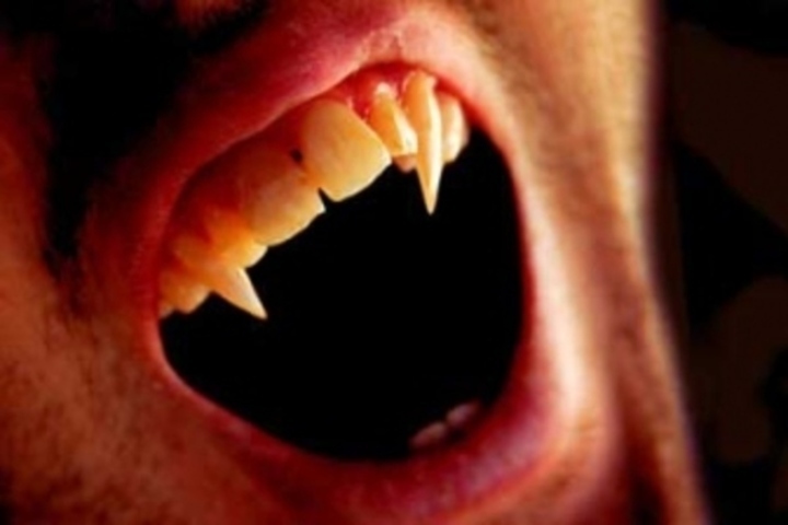 Otevřené ústa se zuby upíra 