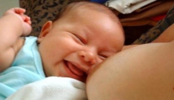 Dítě smějící se při kojení