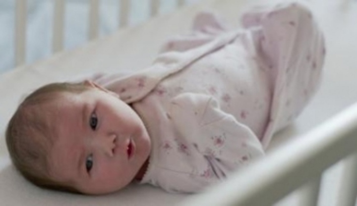 Miminko ležící ve své postýlce