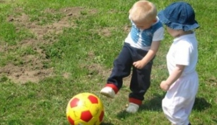 Děti kopající do míče