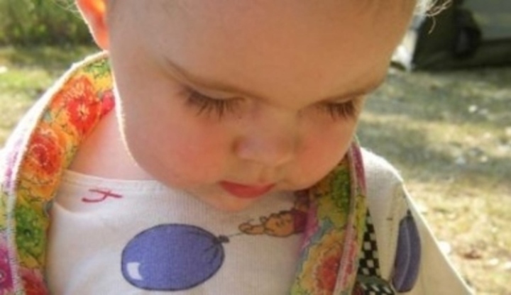 Dítě hledící do země