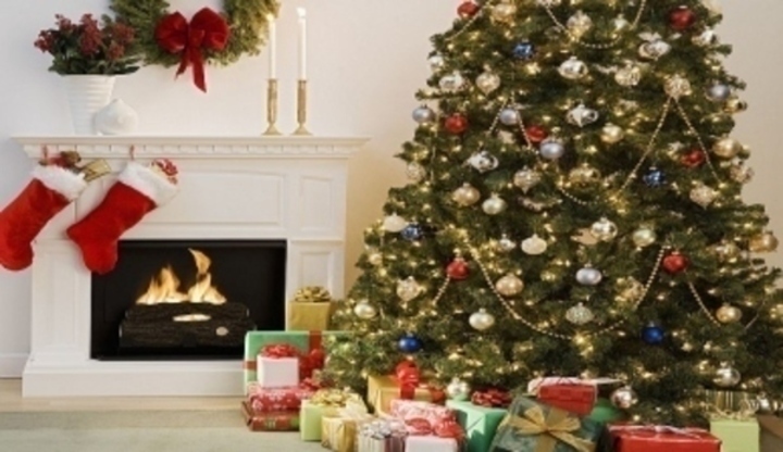 Ozdobený vánoční stromeček s hromadou dárků 