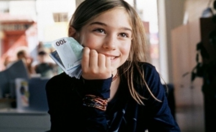 Dívka držící v ruce peníze 