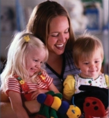 Žena držící dvě děti 
