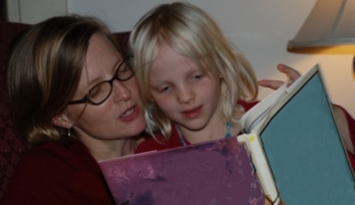 Žena čte holčičce z knížky 