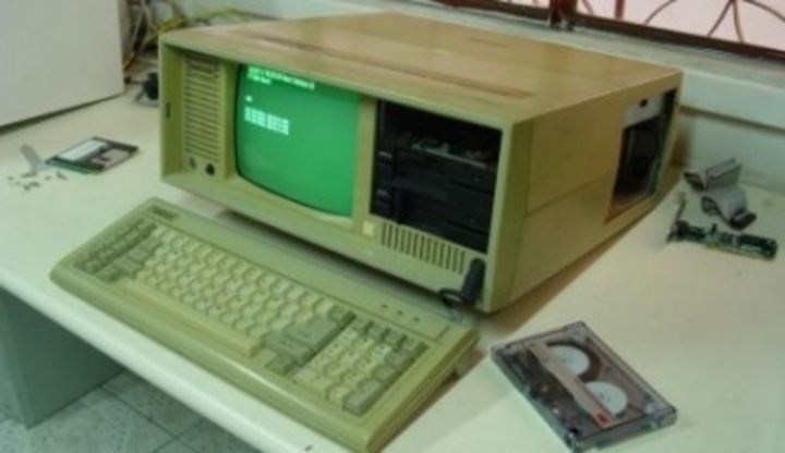 Starý počítač s klávesnicí
