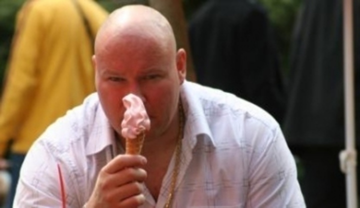 Muž držící kornoutek zmrzliny 