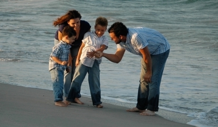 Lidé s dětmi na pláži 